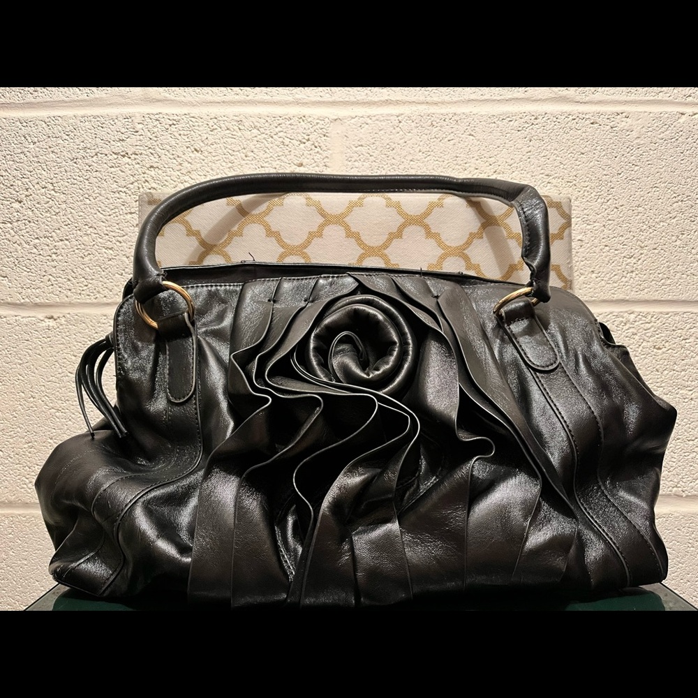 Classic and feminine black bag